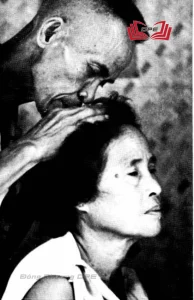 Một mananambal sử dụng một bài diễn văn (thần chú) để chữa trị cho một nạn nhân bị cáo buộc là phù thủy