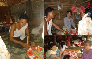 Bộ ảnh ghi lại nghi thức chữa bệnh truyền thống của Kru Soy - một vị Baramea Mey Kru Khmer tại nhà mái lá ở vùng nông thôn Campuchia. Ảnh bên trái cho thấy Kru Soy ngồi tập trung trước chiếc khay đỏ với nến, nhang và đồ cúng, chuẩn bị kêu gọi thần linh nhập vào cơ thể. Ảnh bên phải ghi lại cảnh ông đang giải thích cho bệnh nhân cách thức thần linh di chuyển chiếc khay theo hướng Bắc hoặc Nam để chẩn đoán bệnh và chỉ định phương pháp điều trị. Đây là hình thức chữa bệnh độc đáo kết hợp giữa tín ngưỡng tâm linh và y học cổ truyền Khmer. (Nguồn ảnh: intervoiceonline)